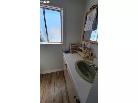 Bath - 261 SE Darrell Ave, Winston, OR 97496 photo 2 of 2
