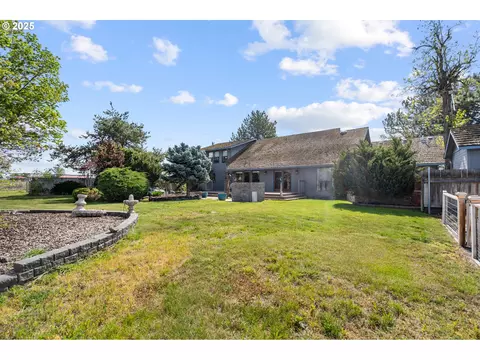 Exterior - 33551 E Progress Rd, Hermiston, OR 97838 photo 5 of 10