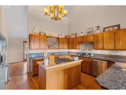 Kitchen - 33551 E Progress Rd, Hermiston, OR 97838 photo 5 of 5