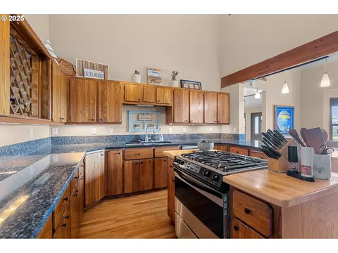 Kitchen - 33551 E Progress Rd, Hermiston, OR 97838 photo 2 of 5