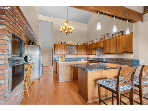 Kitchen - 33551 E Progress Rd, Hermiston, OR 97838 photo 3 of 5