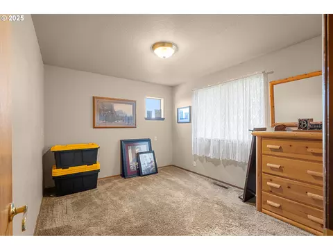 Bedroom - 33551 E Progress Rd, Hermiston, OR 97838 photo 3 of 4