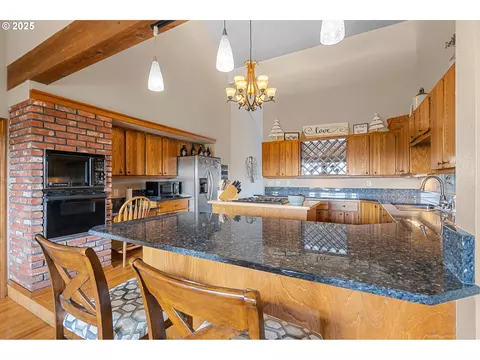 Kitchen - 33551 E Progress Rd, Hermiston, OR 97838 photo 4 of 5