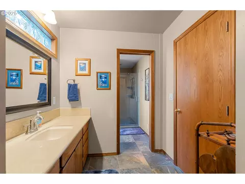 Bath - 33551 E Progress Rd, Hermiston, OR 97838 photo 1 of 3