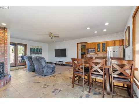 Dining - 33551 E Progress Rd, Hermiston, OR 97838 photo 3 of 4