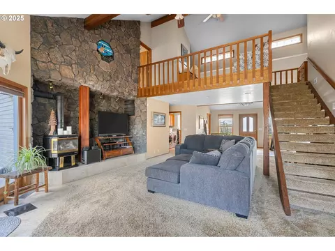 Living - 33551 E Progress Rd, Hermiston, OR 97838 photo 1 of 1