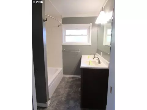 Bath - 114 Walnut St, Independence, OR 97351 photo 2 of 2