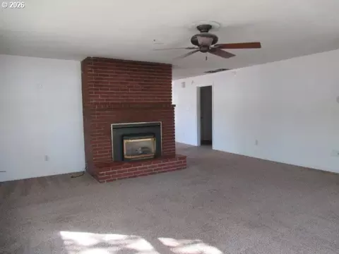 Living - 114 Walnut St, Independence, OR 97351 photo 3 of 5