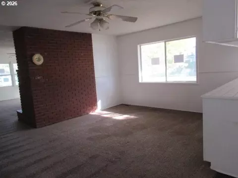 Living - 114 Walnut St, Independence, OR 97351 photo 2 of 5