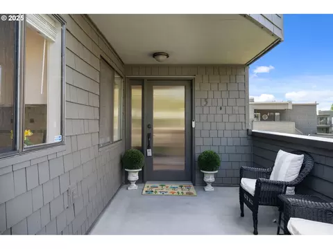 5620 S Riverside Ln #3, Portland, OR 97239
