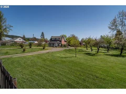 174 S Comstock Ave, Sutherlin, OR 97479