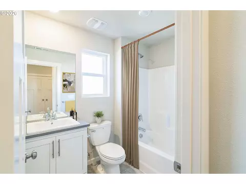Bath - 5741 Basalt Ct, Springfield, OR 97478 photo 2 of 2