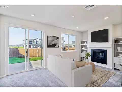 Living - 5741 Basalt Ct, Springfield, OR 97478 photo 1 of 2