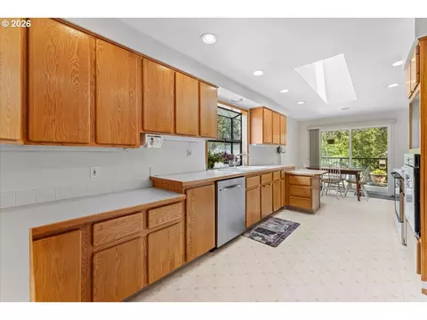 Kitchen - 16540 Nottingham Dr, Gladstone, OR 97027 photo 2 of 3