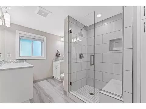 Bath - 16540 Nottingham Dr, Gladstone, OR 97027 photo 5 of 6