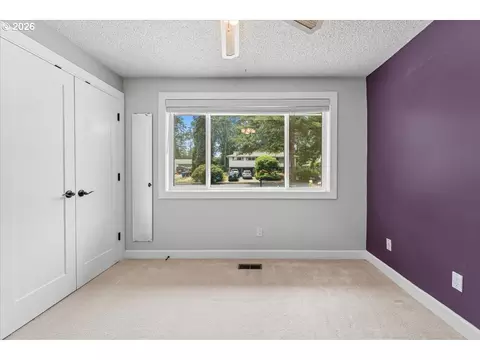 Bedroom - 16540 Nottingham Dr, Gladstone, OR 97027 photo 2 of 5