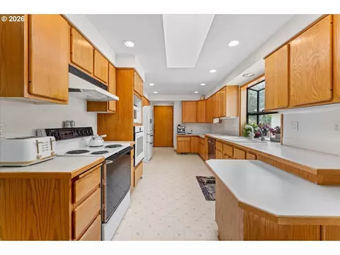 Kitchen - 16540 Nottingham Dr, Gladstone, OR 97027 photo 1 of 3