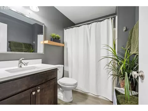 Bath - 805 NW Victoria Ave, Gresham, OR 97030 photo 2 of 3