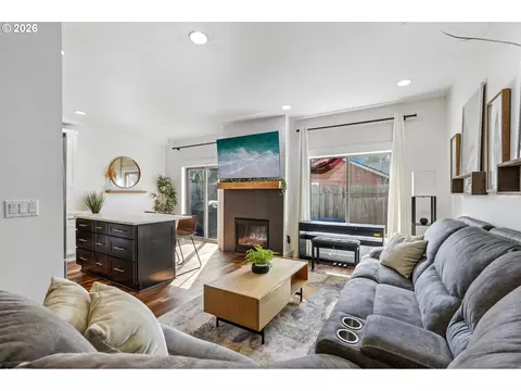 Living - 805 NW Victoria Ave, Gresham, OR 97030 photo 1 of 3