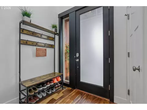 Entry Way - 805 NW Victoria Ave, Gresham, OR 97030 photo 1 of 2