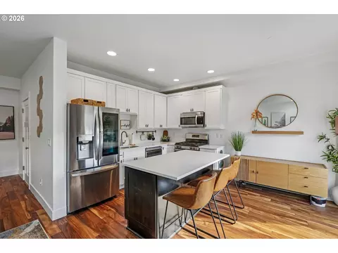 Kitchen - 805 NW Victoria Ave, Gresham, OR 97030 photo 3 of 6