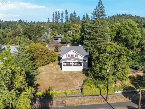 1047 SE Main St, Roseburg, OR 97470