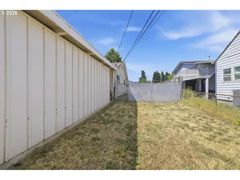 Exterior - 5104 E St, Springfield, OR 97478 photo 9 of 17
