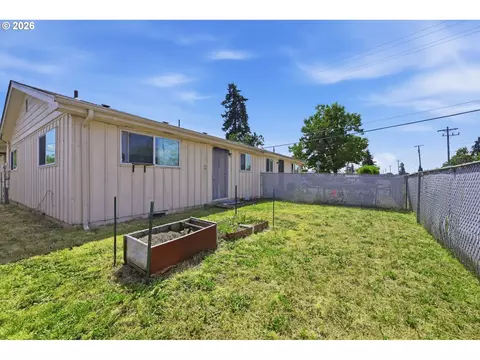 Exterior - 5104 E St, Springfield, OR 97478 photo 5 of 17