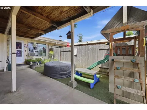 Exterior - 5104 E St, Springfield, OR 97478 photo 11 of 17