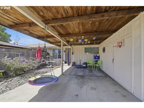 Exterior - 5104 E St, Springfield, OR 97478 photo 2 of 17