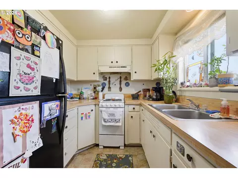 Kitchen - 5104 E St, Springfield, OR 97478 photo 4 of 7
