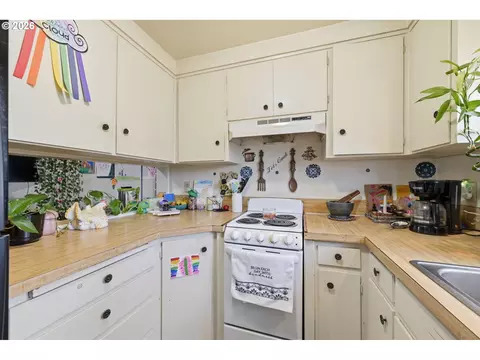Kitchen - 5104 E St, Springfield, OR 97478 photo 3 of 7