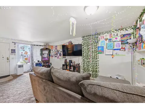 Living - 5104 E St, Springfield, OR 97478 photo 2 of 4