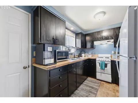 Kitchen - 5104 E St, Springfield, OR 97478 photo 7 of 7