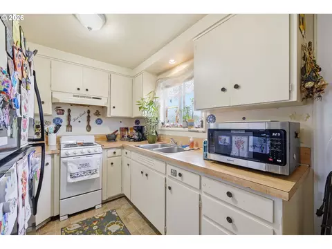 Kitchen - 5104 E St, Springfield, OR 97478 photo 2 of 7