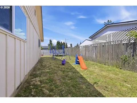 Exterior - 5104 E St, Springfield, OR 97478 photo 8 of 17