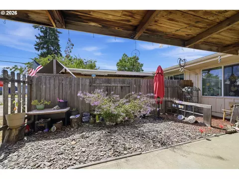 Exterior - 5104 E St, Springfield, OR 97478 photo 3 of 17