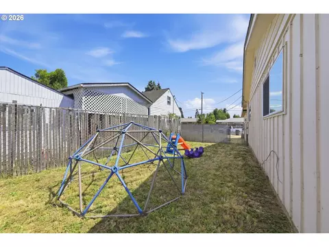 Exterior - 5104 E St, Springfield, OR 97478 photo 6 of 17