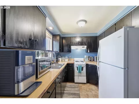 Kitchen - 5104 E St, Springfield, OR 97478 photo 5 of 7