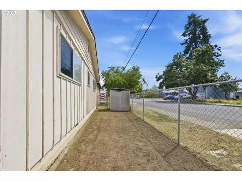 Exterior - 5104 E St, Springfield, OR 97478 photo 15 of 17