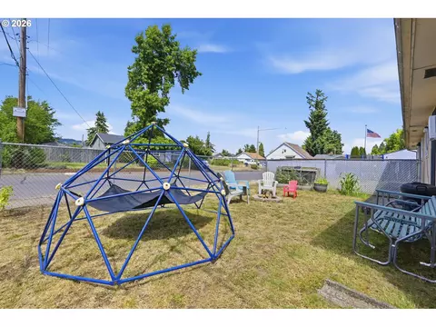Exterior - 5104 E St, Springfield, OR 97478 photo 14 of 17