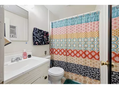 Bath - 5104 E St, Springfield, OR 97478 photo 1 of 2