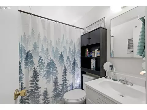 Bath - 5104 E St, Springfield, OR 97478 photo 2 of 2