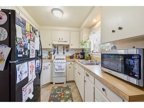 Kitchen - 5104 E St, Springfield, OR 97478 photo 1 of 7
