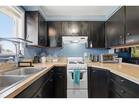Kitchen - 5104 E St, Springfield, OR 97478 photo 6 of 7