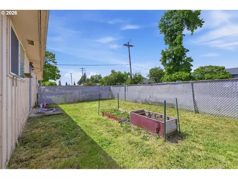 Exterior - 5104 E St, Springfield, OR 97478 photo 7 of 17