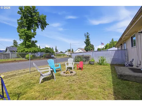 Exterior - 5104 E St, Springfield, OR 97478 photo 13 of 17