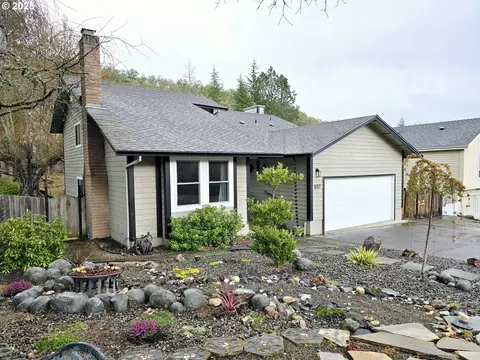 607 NW Woodoak Dr, Roseburg, OR 97471