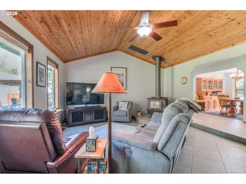 Living - 55471 Richard Way, Bend, OR 97707 photo 1 of 2