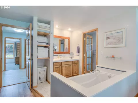 Bath - 55471 Richard Way, Bend, OR 97707 photo 2 of 2